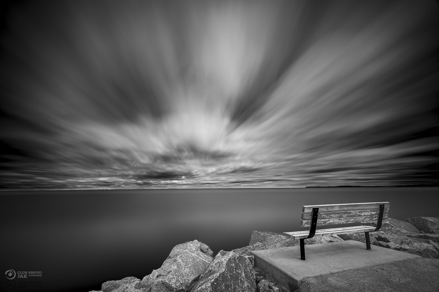 banc sur le bord de l'eau