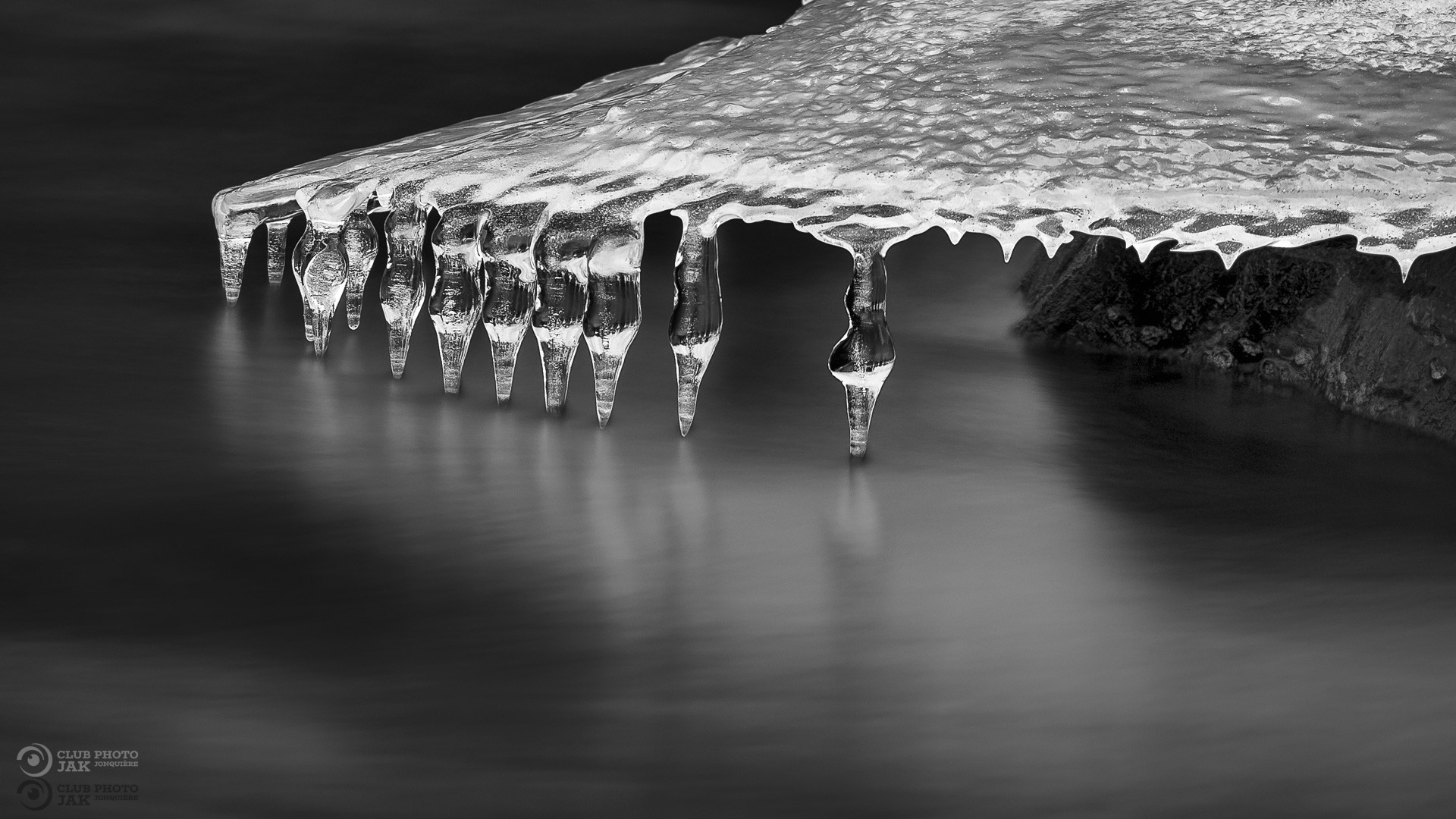 Stalactites de glace au bord de l'eau
