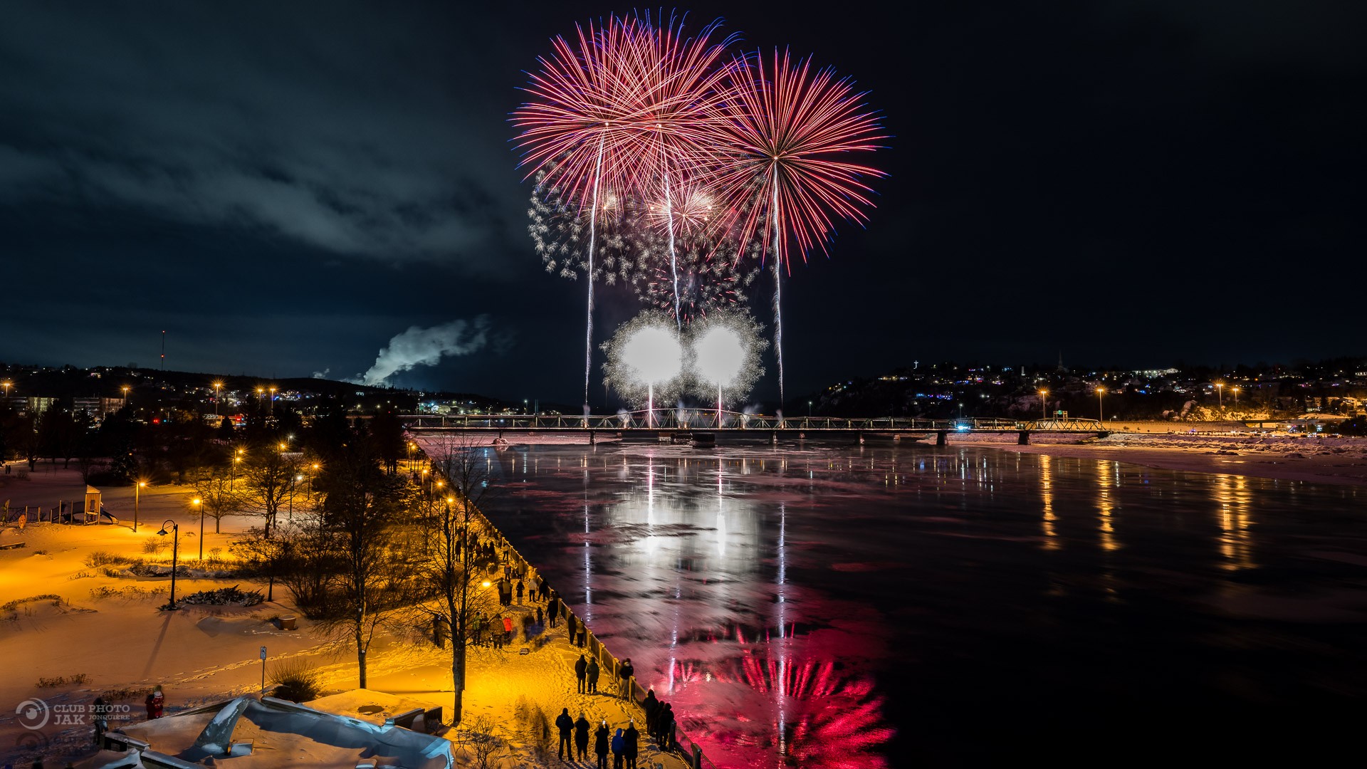Feu d'artifice au bord de l'eau de nuit
